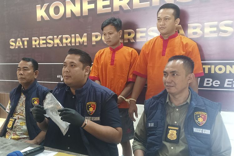 M Ariansyah (30) dan Ari Putra (26) dua pelaku penembakan M Rudi (32) saat dihadirkan dalam gelar perkara di Polrestabes Palembang, Kamis (30/11/2023).