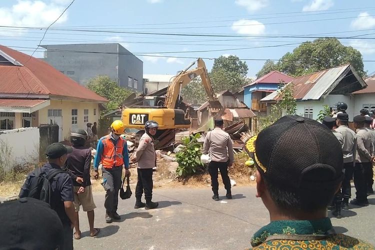 Diwarnai Lemparan Batu, Eksekusi Empat Rumah di Baubau Sempat Ricuh