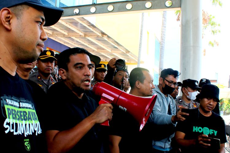 Manajer Persebaya Surabaya Yahya Alkatiri saat berkomunikasi dengan ratusan Bonek yang menggelar aksi demo didepan kantor marketing Persebaya yang berada di Sutos Surabaya, Jawa Timur, Senin (30/10/2023) pagi.