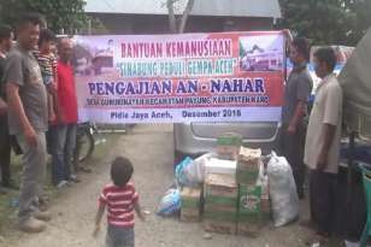 Pengungsi Gampong Meucat Pangwa menerima sumbangan bantuan dari pengungsi erupsi gunung Sinabung. Para pengungsi masih bertahan dilokasi pengungsian karena masih adanya gempa susulan. 