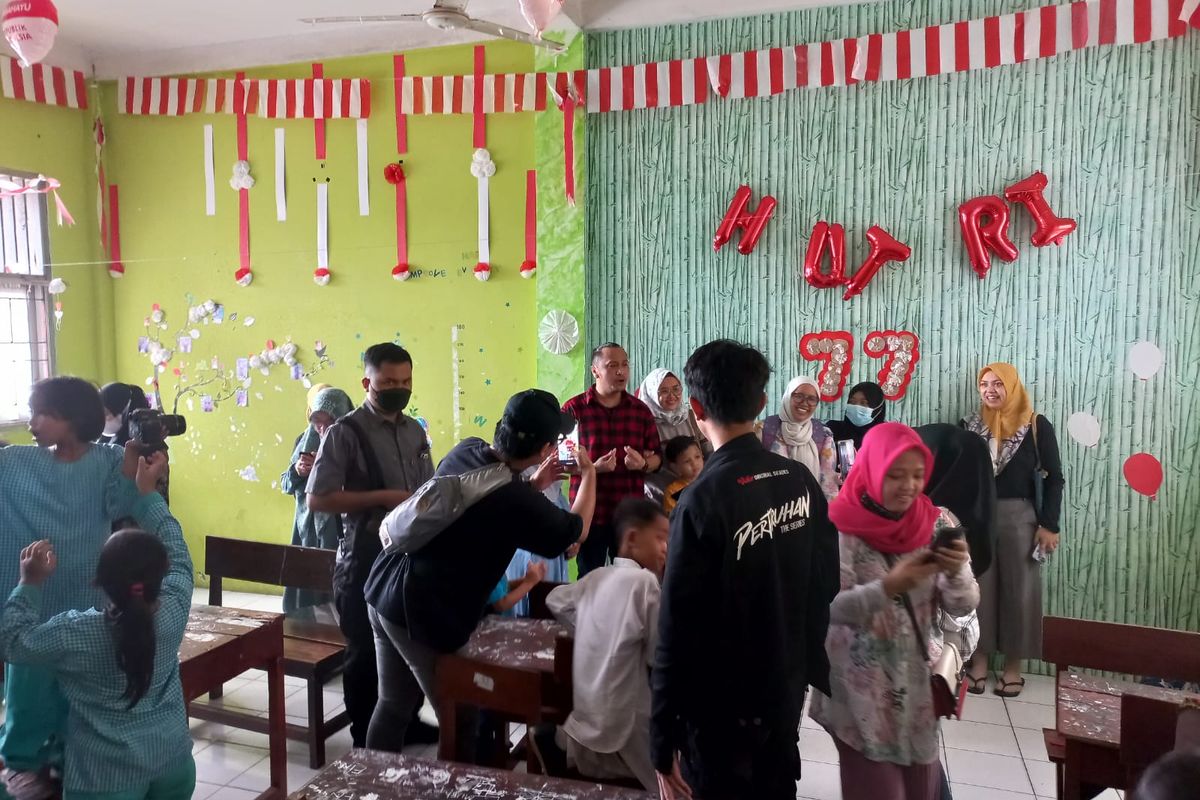 Ketua Umum Partai Solidaritas Indonesia (PSI) Giring Ganesha menyambangi SDN Pondok Cina 1, Beji pada Jumat (9/12/2022) 