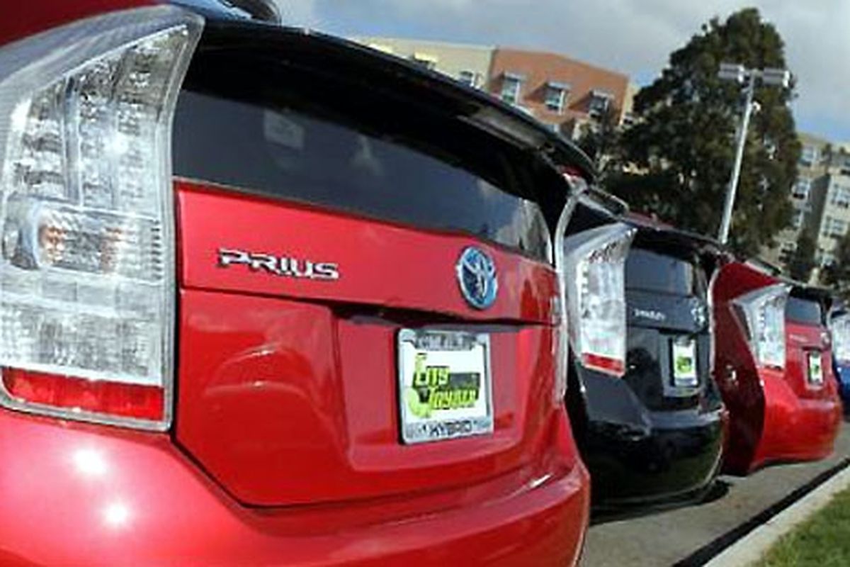 Prius memimpin penjualan segmen hibrida di dunia.