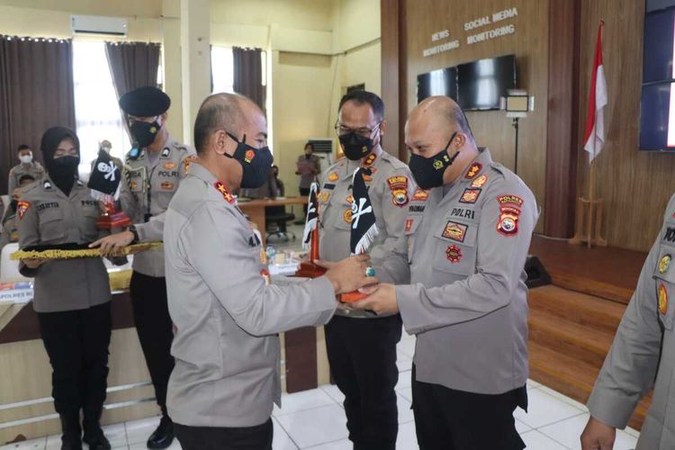 Kapolda Bengkulu beri bendera hitam pada 3 Polres sebagai bentuk motivasi