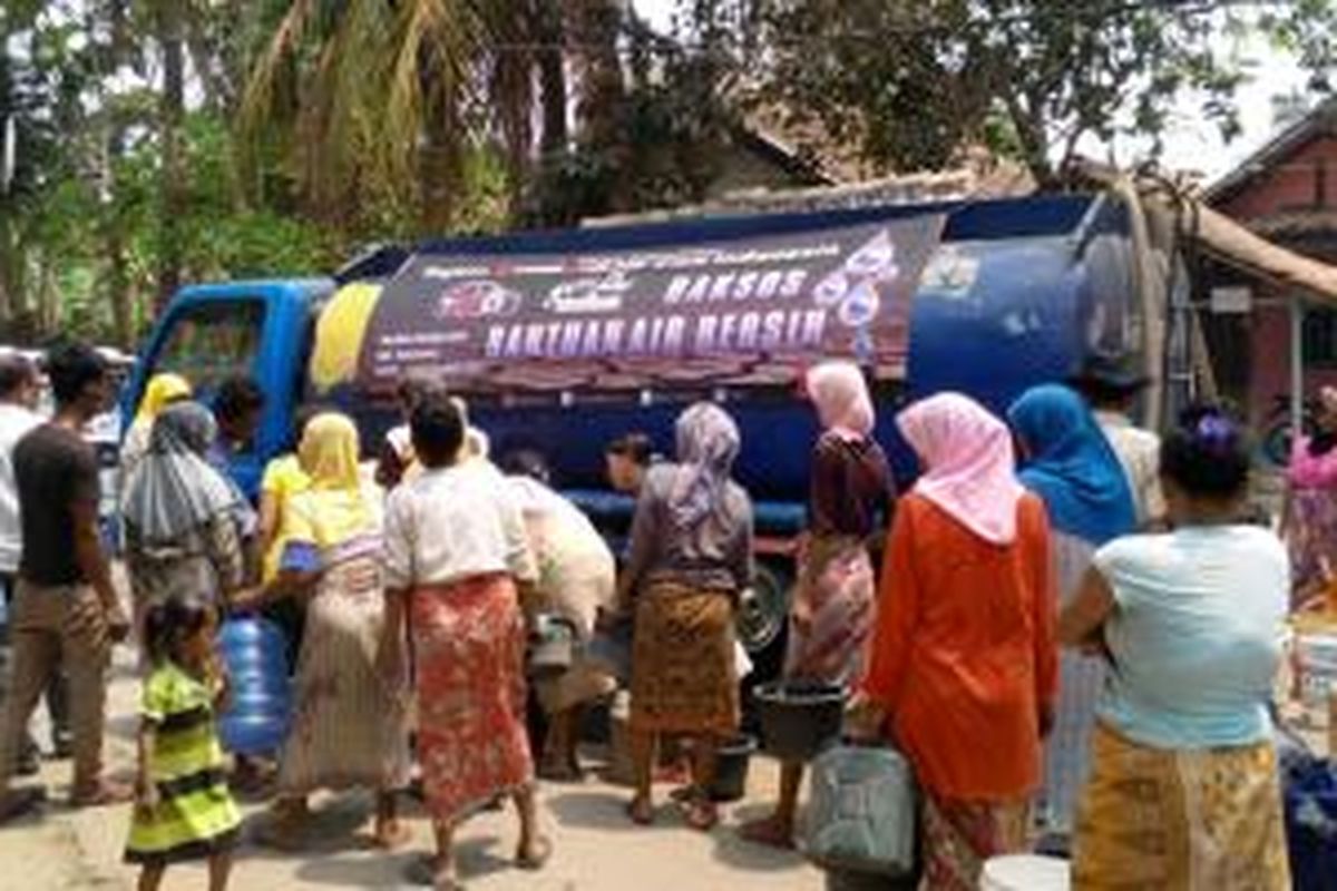 Toyota Etios Valco Club Indonesia (TEVCI) menyalurkan air bersih ke desa-desa di Carenang dan Cikande di Serang, Banten, Sabtu (12/9/2015).