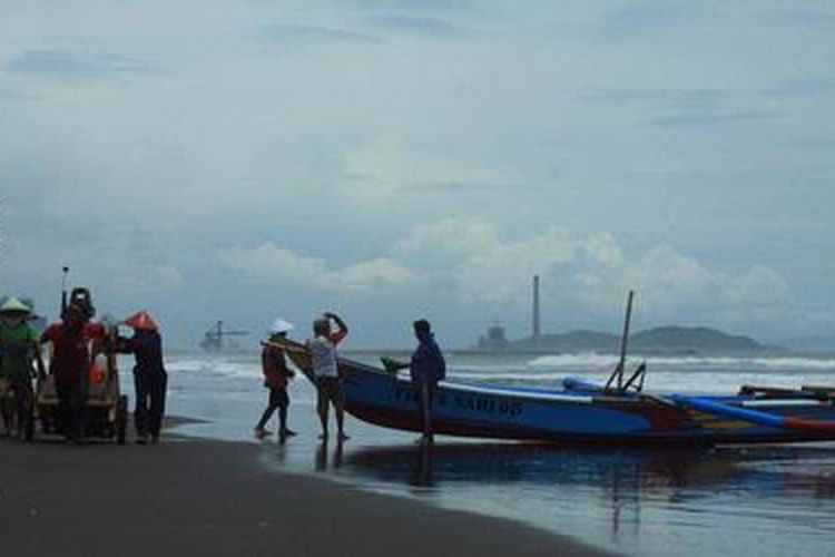 Nelayan di Pantai Kemiren, Cilacap, Jateng yang nekad melaut menepikan kapal dan hasil tangkapan mereka, Selasa (22/1)



 