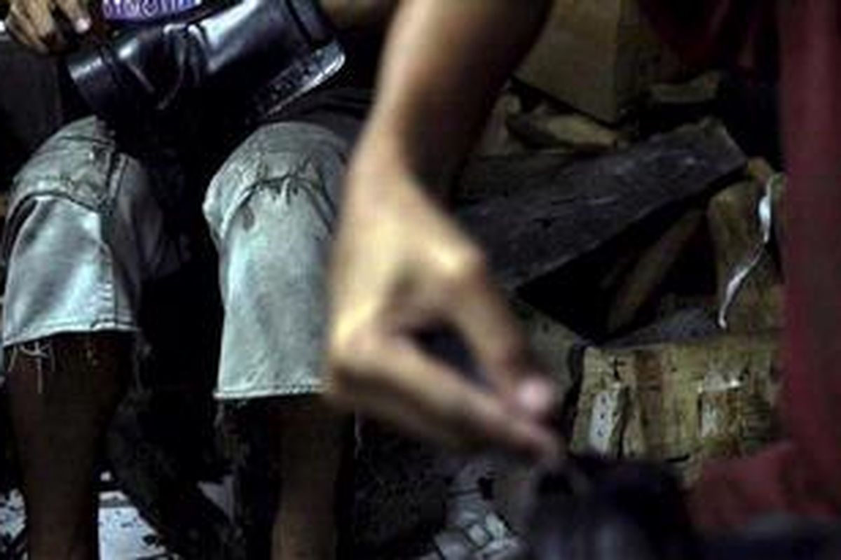 Pekerja menjahit sepatu di industri sepatu rumahan Cibaduyut Jaya, Kelurahan Cibaduyut, Kecamatan Bojongloa Kidul, Bandung, Jawa Barat, Rabu (30/03/2011). Sejumlah pengrajin mengaku sejak tahun 2004 keuntungan mereka menurun lima puluh persen.