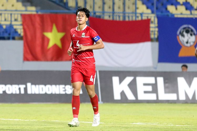 Pemain sekaligus kapten timnas u17 Indonesia Putu Ekayana saat laga pertama babak penyisihan Grup A ASEAN U17 Championship 2026 melawan Timor Leste yang berakhir dengan skor 4-0 di Stadion Joko Samudro Gresik, Jawa Timur, Senin (13/4/2026) malam.