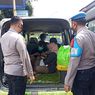 Kedapatan Angkut Wisatawan, Ini Pengakuan Sopir Ambulans Relawan Partai yang Terobos 