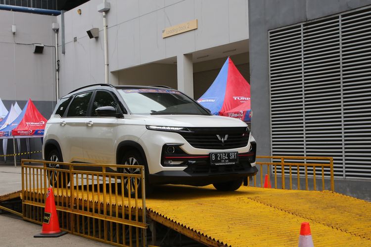 Wuling Almaz saat melaju di area test drive pada ajang GIIAS 2021.