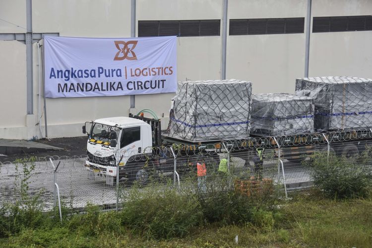 Truk membawa logistik untuk MotoGP usai bongkar muat dari pesawat kargo Boeing 777 Freighter Qatar Airways di Bandara Internasional Lombok (BIL), Praya, Lombok Tengah, NTB, Rabu (9/3/2022). Pesawat dengan nomor penerbangan QR8062 dari Doha tersebut membawa logistik seberat 89.900 kg kargo berupa motor, mesin dan perangkat lainnya yang akan digunakan pada MotoGP di Sirkuit Mandalika 18-20 Maret 2022.