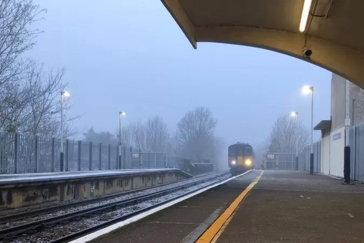 Di stasiun yang melayani kereta dengan tujuan London Waterloo ini, saya berjumpa dengan tiga PMI yang sebelumnya bekerja di perkebunan.