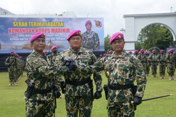 Kepala Staf Angkatan Laut (KSAL) Laksamana Yudo Margono memimpin serah terima jabatan (sertijab) Komandan Korps Marinir (Dankormar) dari Mayjen Suhartono kepada Mayjen Widodo Dwi Purwanto di lapangan apel Markas Komando Korps Marinir, Jakarta Pusat, Senin (7/2/2022).