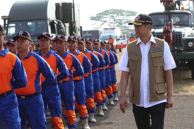 Kepala BNPB, Doni Monardo memeriksa angggotanya saat gladi bersih HUT ke-74 TNI di Lanud Halim Perdanakusuma, Jakarta, Kamis (3/10/2019).