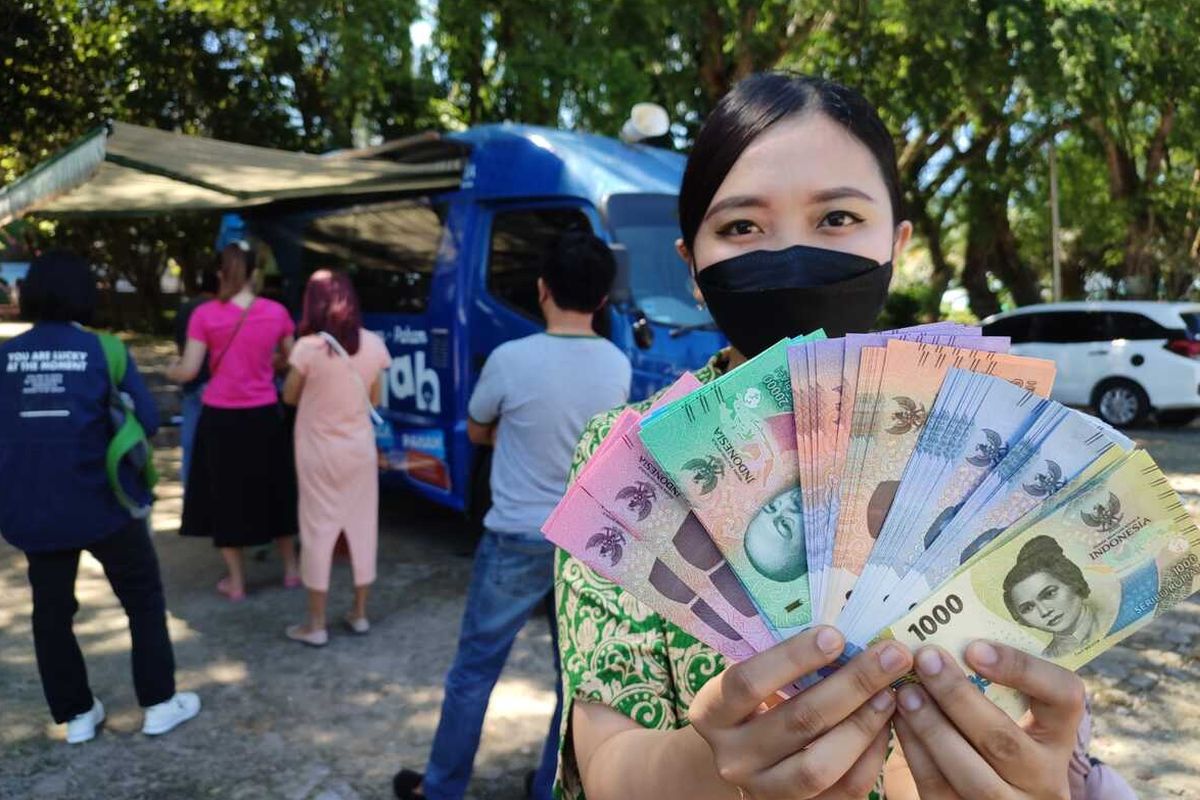 Warga antusias menukarkan uang pecahan baru di layanan Kas Keliling Bank Indonesia (BI). Simak jadwal dan lokasi layanan penukaran uang rupiah baru di wilayah Kalimantan Utara selama periode Ramadhan 2023 dan Hari Raya Idul Fitri 1444 Hijriah.
