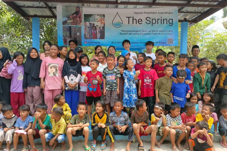 Tak hanya membangun fasilitas MCK, The Spring juga mengedukasi warga cara hidup sehat, bersih, dan higienis.