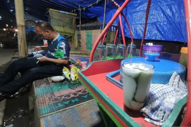 Pedagang es cincau di Jalan Raya Bandung-Cianjur, Jawa Barat, meraup keuntungan hingga jutaan rupiah selama musim mudik dan balik Lebaran. 