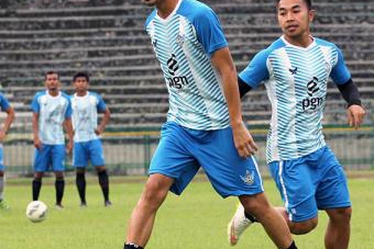 Dave Mustaine (menggiring bola) saat latihan bersama skuad Persegres Gresik United.