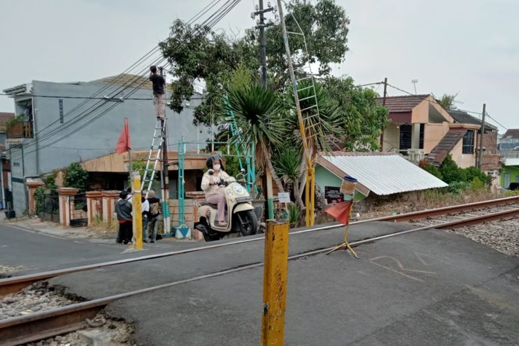Salah satu perlintasan rel kereta api di daerah Kecamatan Blimbing, Kota Malang, Jawa Timur. 