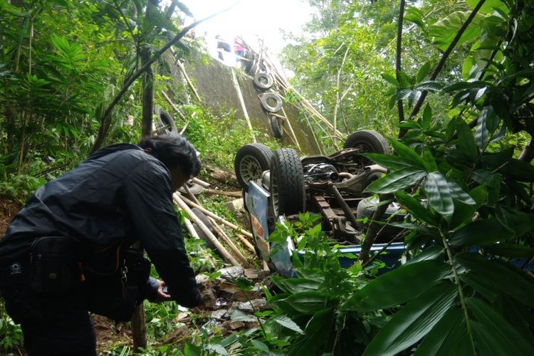 Minibus Masuk Jurang di tanjakan Clongop, Gedangsari, Gunungkidul, Yogyakarta, Rabu (27/2/2019)