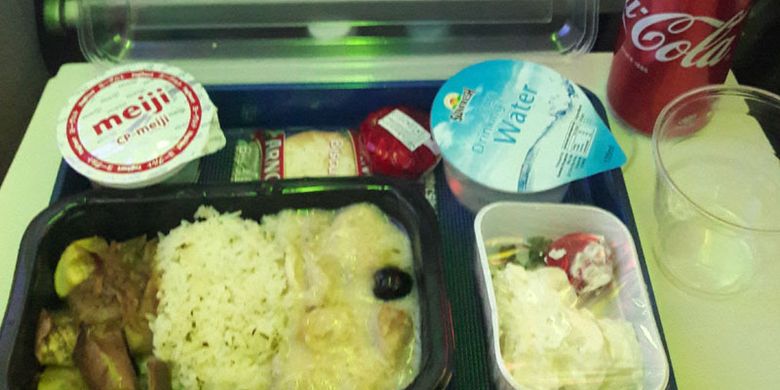 Makanan yang disajikan kepada penumpang Scoot selama penerbangan Singapura-Berlin, Rabu (20/6/2017).