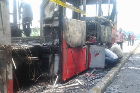 Evakuasi Bus Transjakarta Terbakar Terkendala Ban