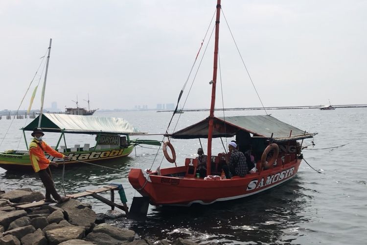 Suasana Idul Fitri hari pertama di Ancol, Senin (2/5/2022). Salah satu wahana favorit wisatawan adalah menggunakan perahu untuk berputar di sekitar laut Ancol selama 20 menit. Perahu ini bersandar di sepanjang Dermaga Cinta. 