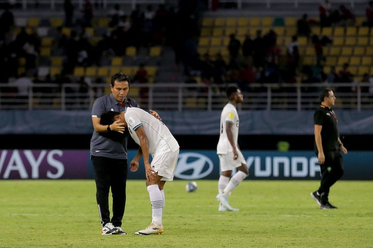 Pelatih Timnas Indonesia Bima Sakti memberi semangat pemainnya usai laga ketiga babak penyisihan Grup A Piala Dunia U17 2023 Indonesia melawan Maroko yang berakhir dengan skor 3-1 di Stadion Gelora Bung Tomo Surabaya, Jawa Timur, Kamis (16/11/2023) malam.