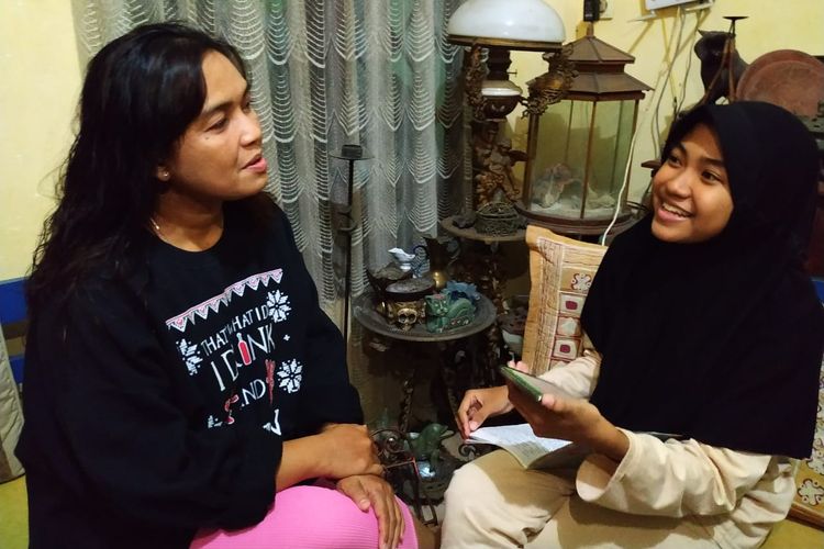 Ratih, siswa kelas VIII-B SMPN 4 Lumajang, Jawa Timur sedang mewawancarai orangtuanya tentang pencegahan covid-19. Ia mendapat tugas dari guru IPS membuat pertanyaan dan mewawancarai keluarga di rumah cara mencegah agar tidak tertular virus covid-19.