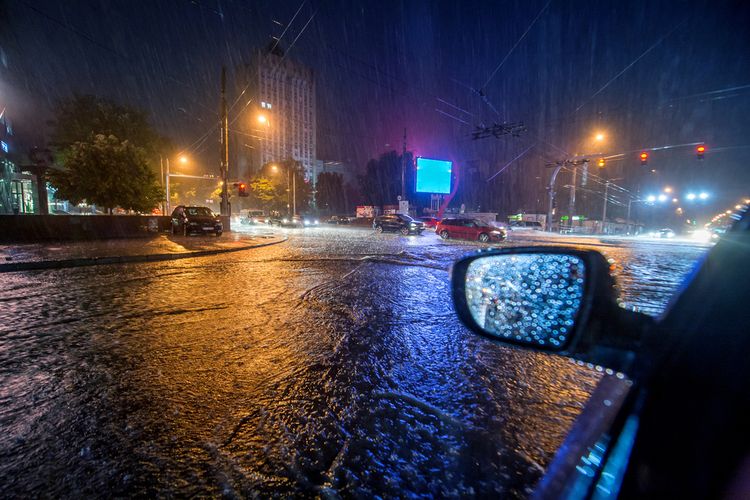 Ilustrasi cuaca hujan di malam hari. Waspada cuaca ekstrem, potensi cuaca ekstrem berupa hujan lebat disertai angin kencang dan petir atau kilat. 