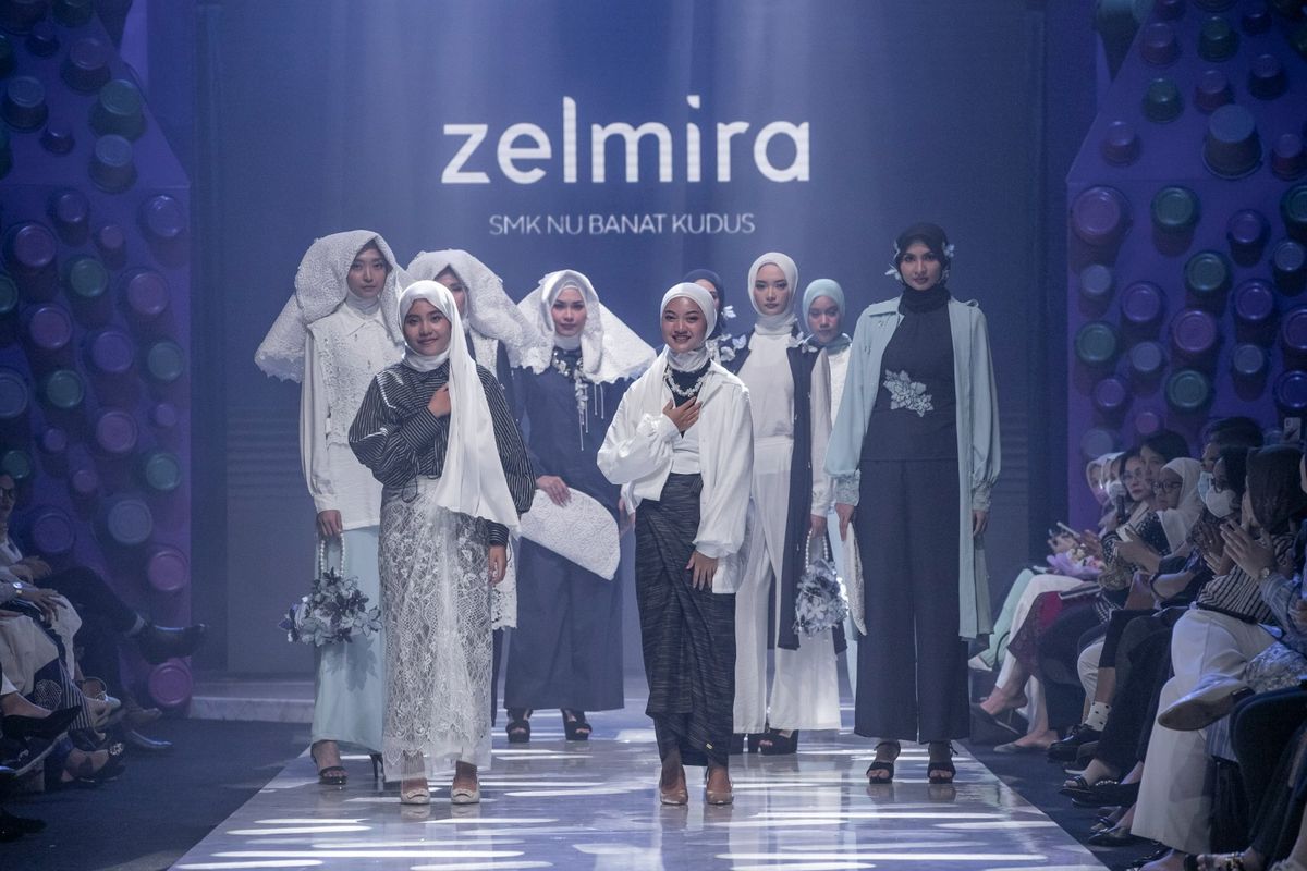 Siswa SMK NU Banat Kudus jurusan Tata Busana bertema Padusan di Muslim Fashion Show MUFFEST+ 2023 