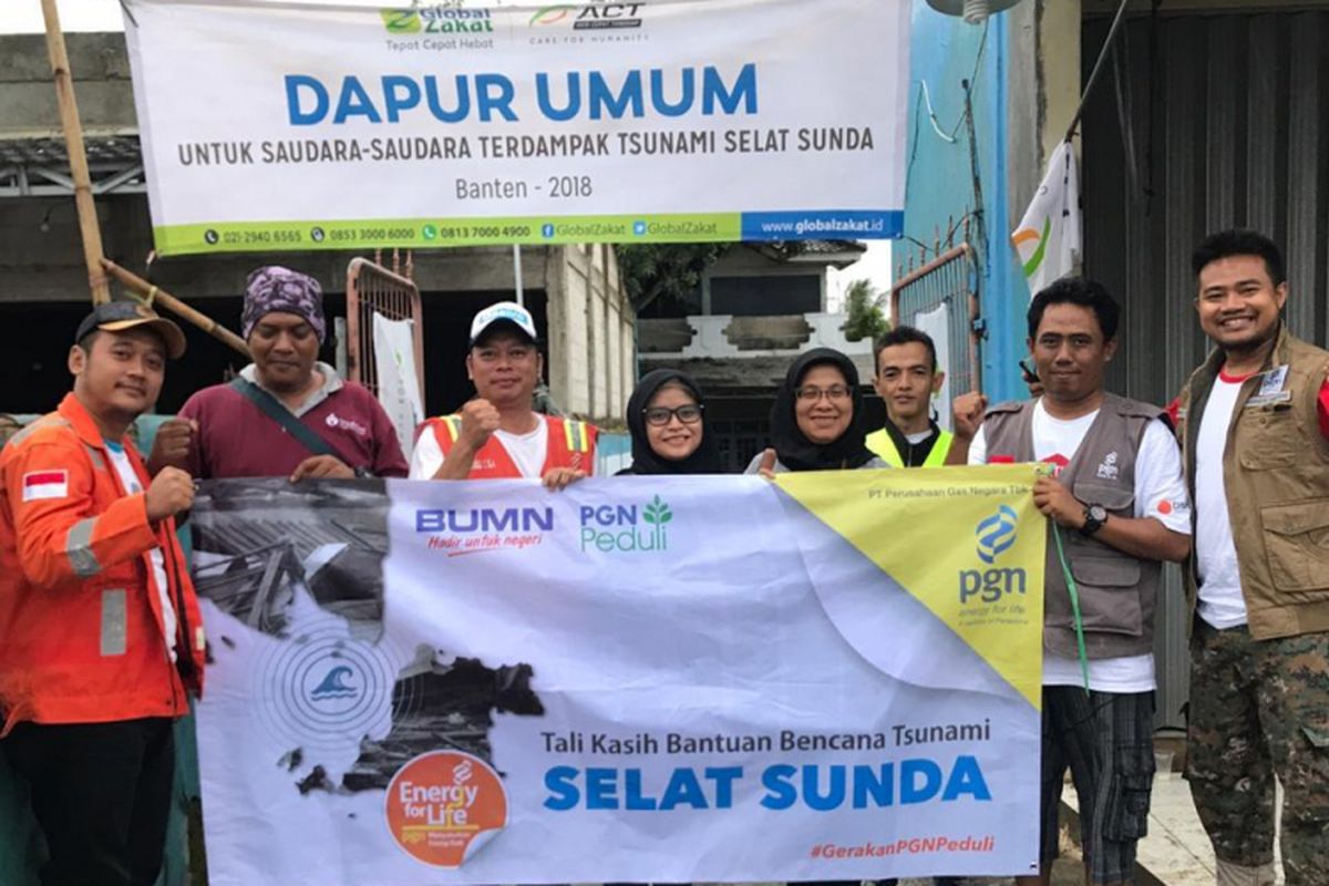 PT. Perusahaan Gas Negara Tbk (PGN) menyalurkan unit mobil sehat dan relawan untuk membantu korban bencana tsunami di Lampung Selatan, Selasa (25/12/18). 