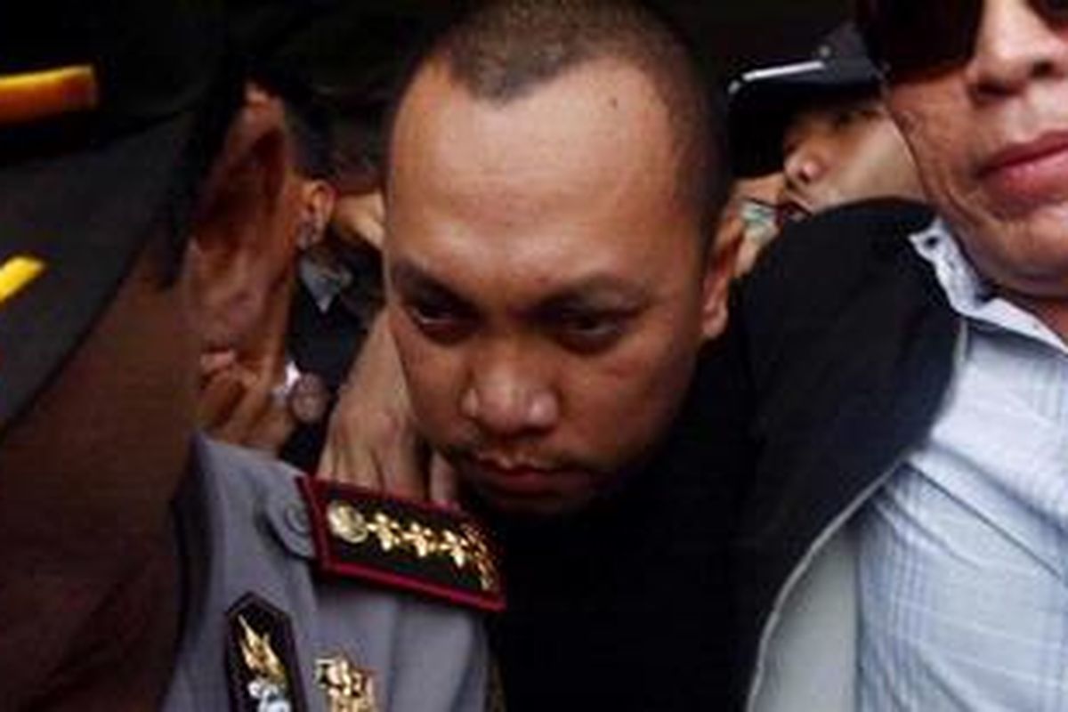 Mantan pegawai Ditjen Pajak golongan III A, Gayus H Tambunan (tengah) mendapat pengawalan ketat saat tiba di Bandara Soekarno-Hatta, Jakarta, Rabu (31/3/2010).