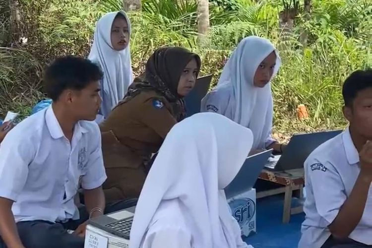 Demi Dapat Sinyal Internet, Siswa SMP Sumbar Ujian di Atas Bukit