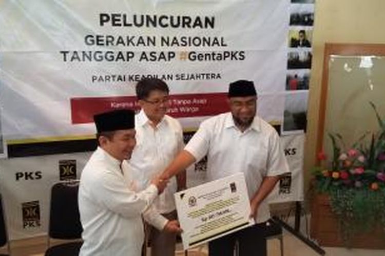 Fraksi PKS menyumbangkan uang kenaikan tunjangan anggota DPR untuk korban kabut asap di Sumatera dan Kalimantan, di Kantor DPP PKS, Jakarta Selatan, Jumat (23/10/2015).