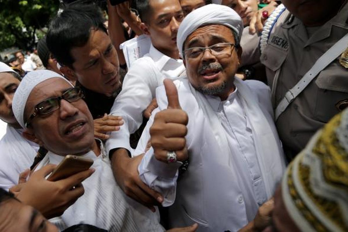 Pimpinan Front Pembela Islam, Rizieq Shihab tiba di Kantor Direktorat Reserse Kriminal Khusus, Polda Metro Jaya, Jakarta, Senin (23/1/2017). Rizieq diperiksa oleh Subdirekorat Fiskal, Moneter, dan Devisa Direktorat Reserse Kriminal Khusus Polda Metro Jaya, terkait ucapannya soal gambar palu arit di logo Bank Indonesia dalam lembaran uang rupiah. KOMPAS IMAGES/KRISTIANTO PURNOMO