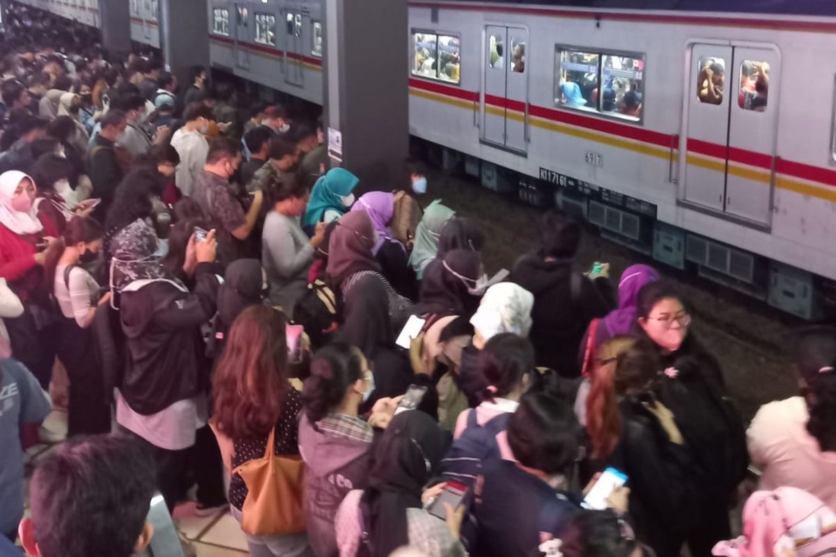 Penumpang KRL menumpuk di Stasiun Sudirman, Jakarta Pusat, usai kawat Listrik Aliran Atas (LAA) terputus pasca tersangkut pantograf Commuter Line No. 6048C relasi Kampung Bandan – Bekasi via Manggarai, Rabu (15/3/2023) 