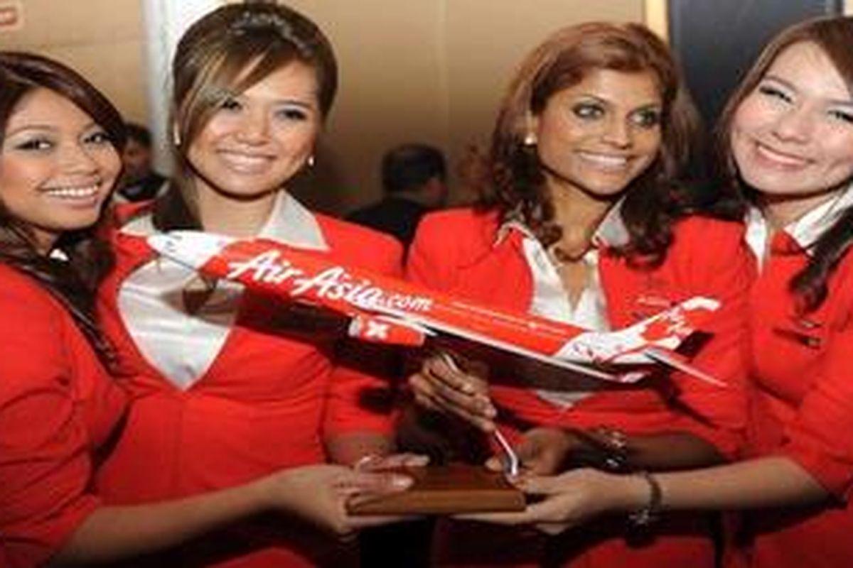 AirAsia airhostesses hold a replica of an AirAsia plane during the launch of the Malaysian low-cost airlines New Delhi-Kuala Lumpur route at the press conference attended by Delhi Chief Minister Sheila Dikshit (R) and Malasyian High Commissionr to India Dato Tan Seng Sung (L) in New Delhi on August 5, 2010.