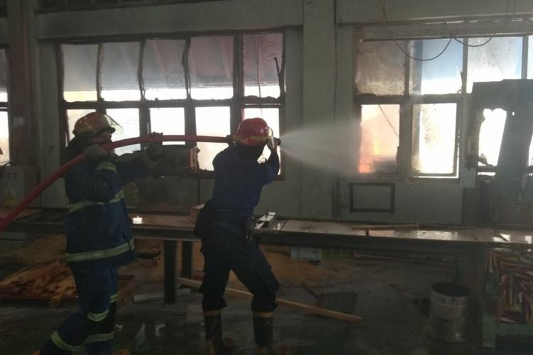 Sejumlah petugas pemadam kebakaran sedang memadamkan api yang membakar pabrik pengolahan kayu di Jalan Raya Ciawi-Sukabumi, Kelurahan Bitung, Kecamatan Ciawi, Kabupaten Bogor, Senin (6/8/2018). 