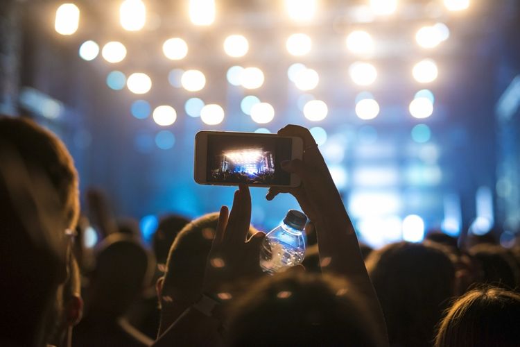 Internet Melambat Saat Konser atau di Mal Padahal Sinyal Penuh? Ini Sebabnya