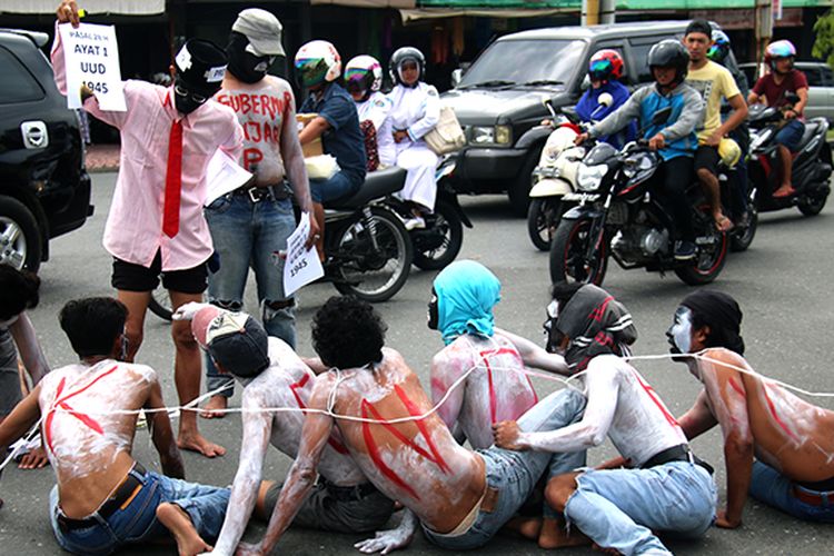 Puluhan aktivis Mahasiswa di Kabupaten Aceh Barat yang tergabung dalam Company Aksi Tetrikal Untuk Rakyat (CATUR), melakukan aksi solidaritas untuk petani Kendeng dengan treatrikal di Bundaran Simpang Pelor, Pusat Kota Meulaboh, Rabu (29/03/17). 