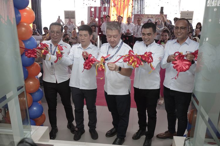 Proses pengguntingan pita dalam peresmian kantor baru PT Carefastindo (Carefast) di Jakarta Barat.