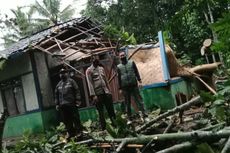 Rumah Nenek di Cianjur Ini Nyaris Ambruk akibat Tertimpa Pohon Tumbang