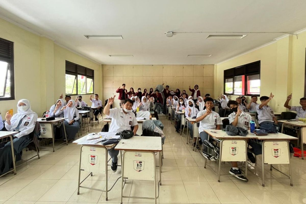 Mahasiswa Ilmu Komunikasi Universitas Telkom ketika melakukan kegiatan Kampanye Festival Cisande Food Wise bertajuk 'Pak Kumis Goes To School' pada Selasa (08/11/22).