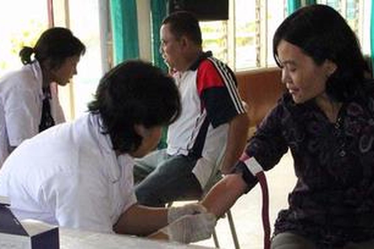 Seorang PNS terlihat sedang diambil darah untuk tes pemeriksaan HIV/AIDS di kantor pemerintah kabupaten Merauke, Papua.