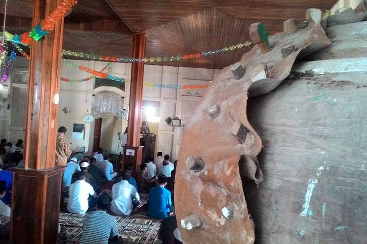 Masyarakat Jawa Tondano di Desa Reksonegoro, Kabupaten Gorontalo, saat melaksanakan shalat di masjid. Mereka masih melanjutkan puasa Ramadhan dengan puasa Syawal yang dimulai tanggal 2 Syawal.