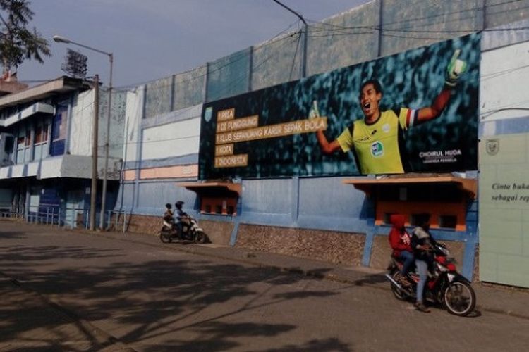 Poster raksasa dengan gambar foto mendiang Choirul Huda di dinding luar Stadion Surajaya, Lamongan pada Minggu (22/10/2017). 