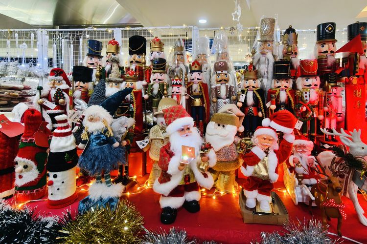 Menyambut Hari Natal 2025, sejumlah aksesoris banyak dicari warga Surabaya bahkan luar pulau yang dapat dibeli di Sentosa Florist Pasar Atom Surabaya, Jawa Timur.