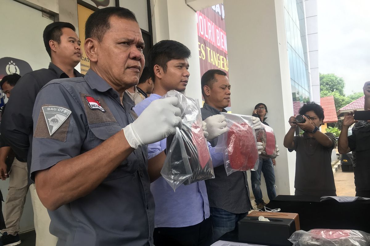 Kasatreskrim Polres Tangerang Selatan AKP Alexander Yurikho menunjukan barang bukti yang digunakan tersangka R untuk menghabisi nyawa anak kandungnya sendiri yang baru lahir. Konfrensi Pers digelar, Rabu (13/3/2019). 