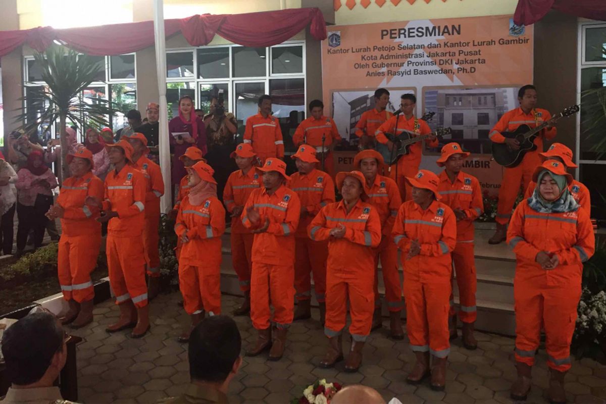 Sejumlah petugas PPSU Jakarta Pusat menyanyikan Mars PPSU sambil bergoyang di depan Gubernur DKI Jakarta Anies Baswedan saat peresmian kantor baru Kelurahan Petojo Selatan dan Gambir, Jakarta Pusat. Senin (19/2/2018).