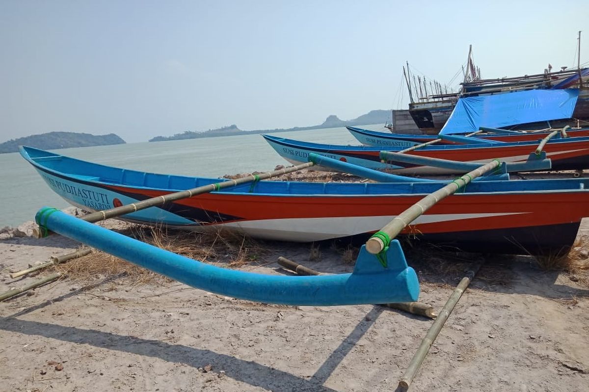 Perahu nelayan milik Susi Pudjiastuti yang akan diserahkan ke nelayan yang melaut, di Kalianda Lampung Selatan, Jumat (29/11/2019)